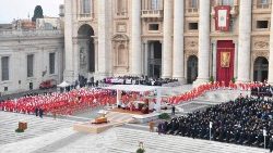 Santa Missa de Exéquias do Sumo Pontífice emérito Bento XVI