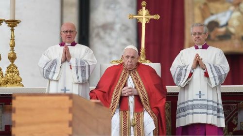 A San Pietro l’addio a Benedetto XVI, il Papa: ha elargito sapienza e delicatezza