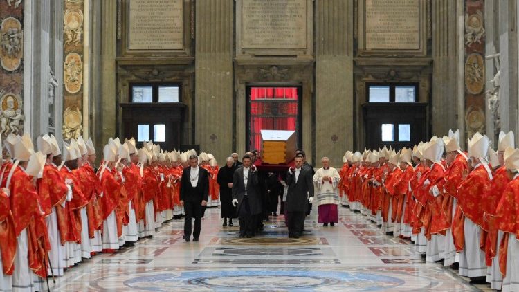 Biskupi i kardynałowie żegnają papieża Benedykta XVI, Bazylika św. Piotra 5 stycznia 2023 r.