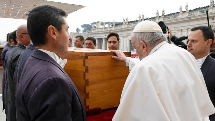 La mano di Papa Francesco sulla bara di Benedetto XVI