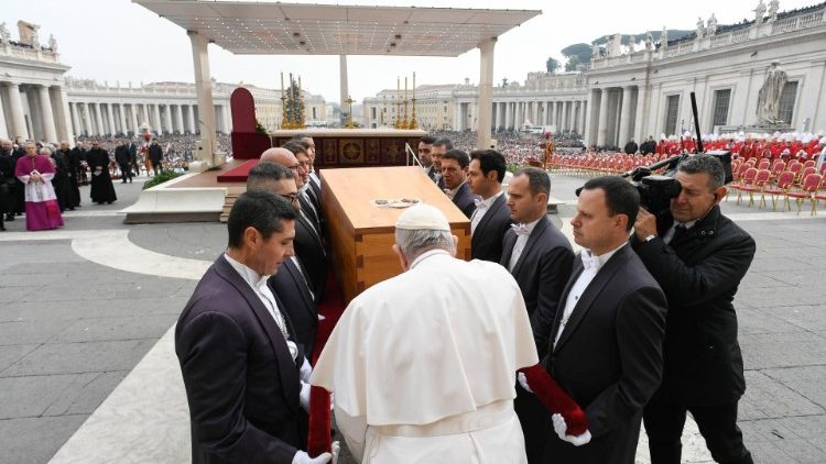 Papa akibariki jeneza la Papa Mstaafu Benedikto XVI tarehe 5 Januari 2023