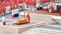 La messe des funérailles de Benoît XVI, le 5 janvier 2023, place Saint-Pierre. 