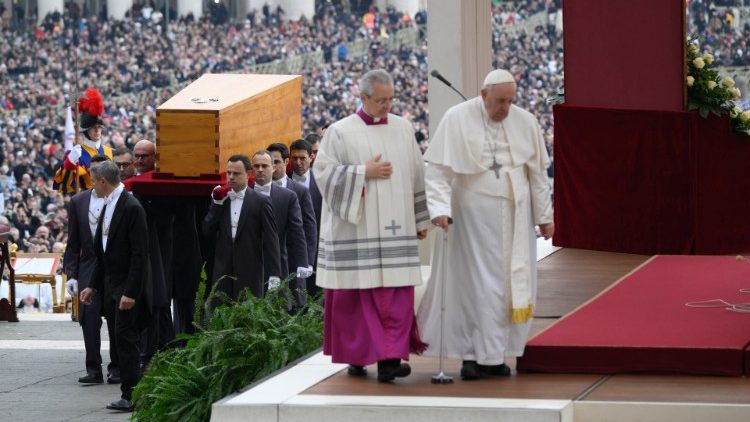 Franziskus vor der Beisetzung seines Vorgängers