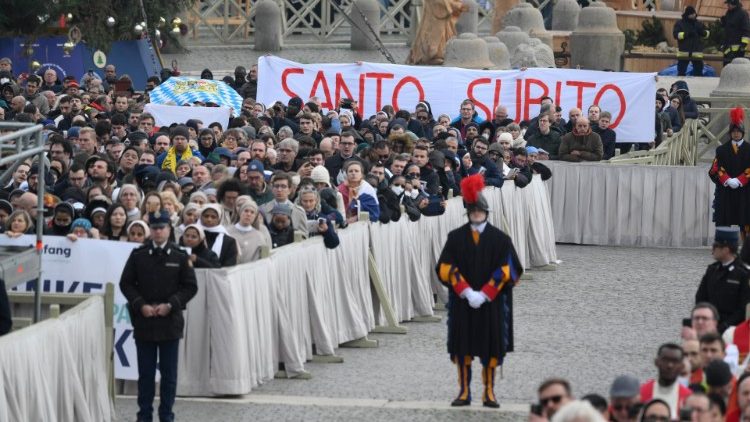 Auf dem Petersplatz beim Requiem für den emeritierten Papst Benedikt XVI. ist eine Bayernfahne zu sehen und ein Banner mit der Aufschrift „santo subito"