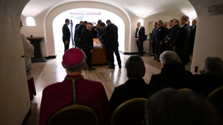 Złożenie ciała Benedykta XVI do grobu