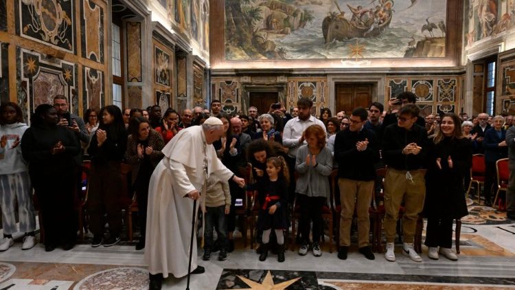 Les membres du Service missionnaire des jeunes reçus par le Pape François, en salle Clémentine du Palais apostolique, le 7 janvier 2023. 