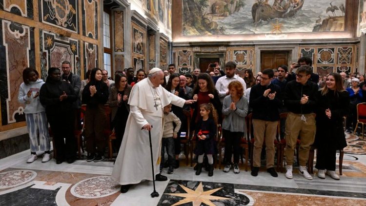 Папа Франциск на встрече с делегатами Молодёжной миссионерской службы SERMIG (Ватикан, 7 января 2023 г.)