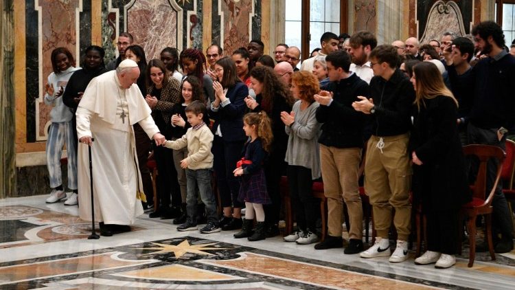 Папа Франциск на встрече с делегатами Молодёжной миссионерской службы SERMIG (Ватикан, 7 января 2023 г.)