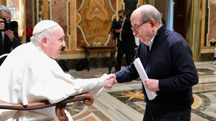 Il saluto tra Papa Francesco e Ernesto Olivero