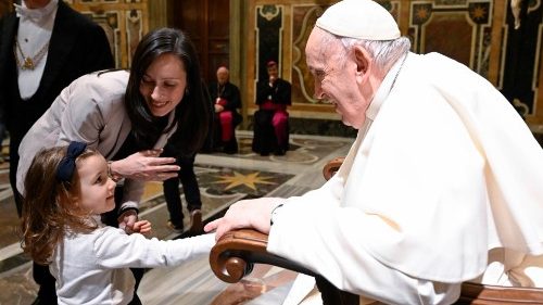 Papst: Mit jungen Menschen ein „Friedensarsenal“ schaffen
