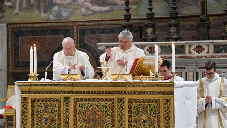 Papst Franziskus und Kardinal Krajewski bei der feierlichen Messe
