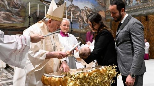 Franziskus tauft 13 Kinder in der Sixtinischen Kapelle