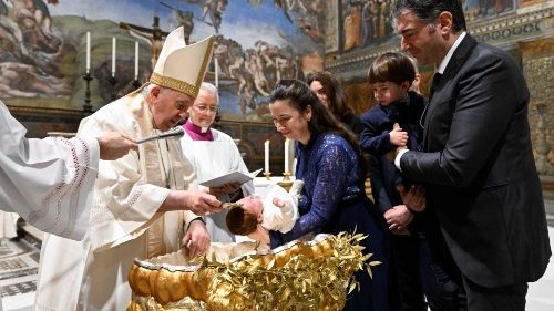 Krst je ako nové narodeniny - pápež František pokrstil 13 detí 