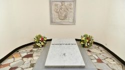 La tumba de Benedicto XVI en las Grutas vaticanas