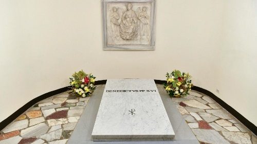 À Saint-Pierre, les fidèles prient sur la tombe de Benoît XVI