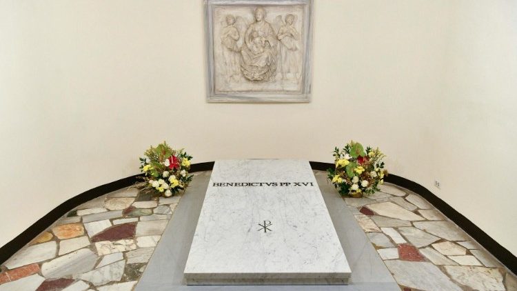 Tombe du Pape Benoît XVI (1927-2022) dans la crypte de la basilique Saint-Pierre de Rome. 