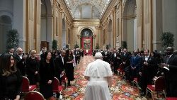 Le Pape recevant les représentants du corps diplomatique accrédité près le Saint-Siège, en salle des Bénédictions du Palais apostolique, le 9 janvier 2023.