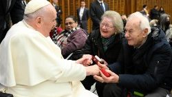 Энца Белелі і Дзэі Даоліа падчас размовы з Папам