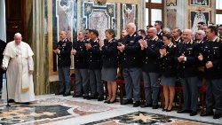 Na Sala Clementina, o encontro com dirigentes e funcionários da Inspetoria de Segurança Pública do Vaticano
