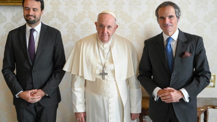 Rafael Mariano Grossi (rechts) traf am 12. Januar 2023 mit Seiner Heiligkeit Papst Franziskus im Vatikan in Rom zusammen.