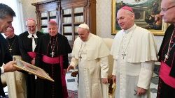 Les membres du conseil primatial de la confédération des chanoines réguliers de saint Augustin, le 13 janvier 2023, au Vatican.