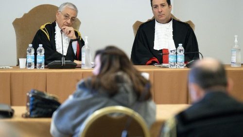 Chaouqui y Ciferri en el juicio en el Vaticano. Becciu: un plan en mi contra