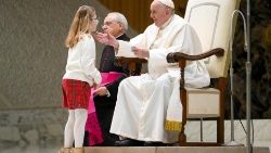 Papa Francesco saluta una bambina della Comunita' Papa Giovanni XXIII
