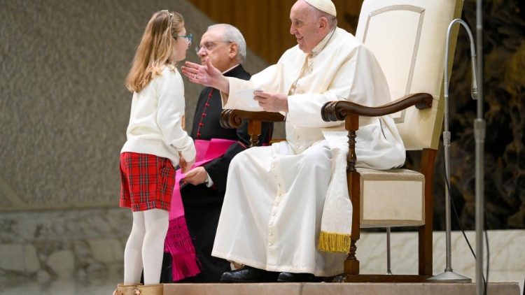 ‘요한 23세 교황 공동체 협회’의 어린 소녀와 인사를 나누는 교황