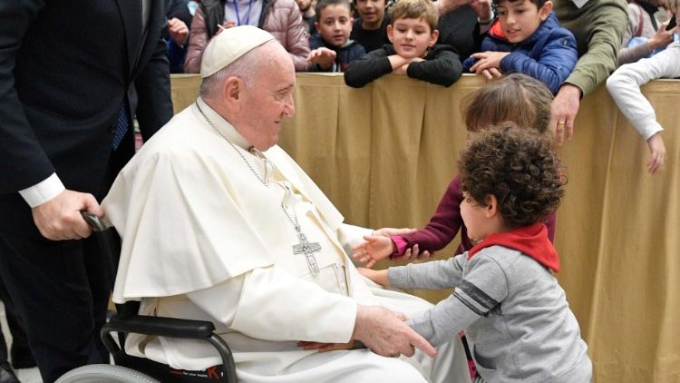 Papa Francesco salutato da alcuni bimbi