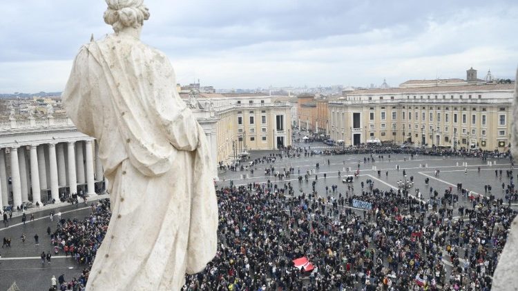프란치스코 교황과 주일 삼종기도를 바치기 위해 성 베드로 광장에 모인 신자들