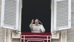 Papa Francesco saluta i fedeli prima della preghiera dell'Angelus