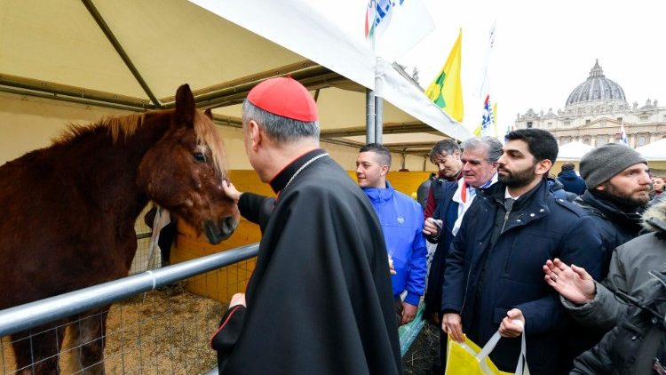 Tradizionelle Tiersegnung nach der Messe im Petersdom