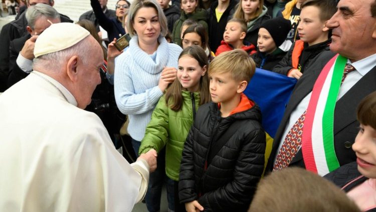 Діти з України вітаються з Папою