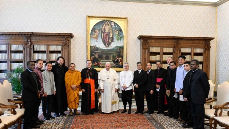 Папа Франциск на встрече с камбоджийской делегацией (Ватикан, 19 января 2023 г.)
