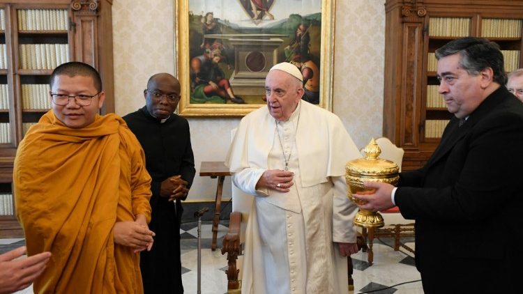 Papa Franjo s izaslanstvom budističkih monaha iz Kambodže