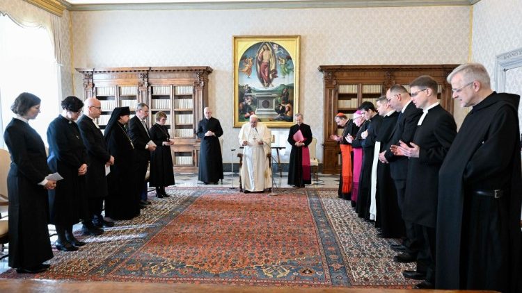 La délégation œcuménique de Finlande et le Pape François prient ensemble dans la bibliothèque du Palais apostolique, le 19 janvier 2023. 