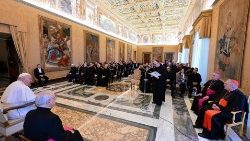 Le Pape et les participants du cours de liturgie à l'Athénée pontifical Saint-Anselme, le 20 janvier 2023.