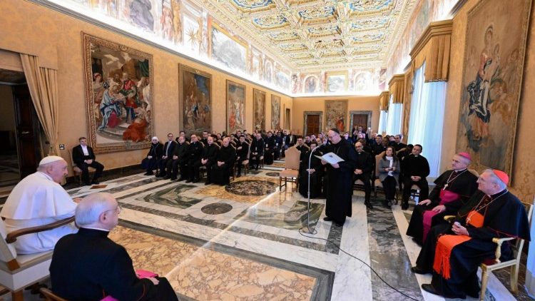 Le Pape et les participants du cours de liturgie à l'Athénée pontifical Saint-Anselme, le 20 janvier 2023.