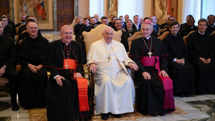  O Papa Francisco com os participantes do curso "Viver plenamente a ação litúrgica"