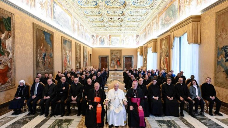 La foto di gruppo del Papa con i partecipanti al corso organizzato dal Pontificio Istituto Sant'Anselmo