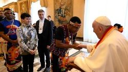 Il Papa con la comunità del Pontificio Collegio Urbano "de Propaganda Fide"
