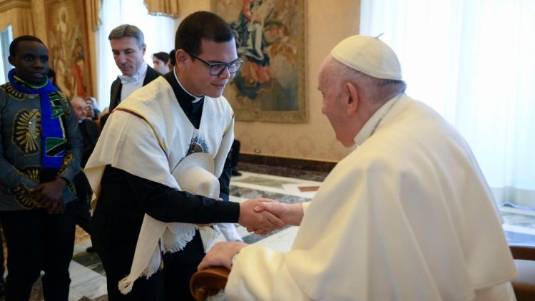 El Papa se reúne con la comunidad del Pontificio Colegio Urbano de Propaganda Fide.