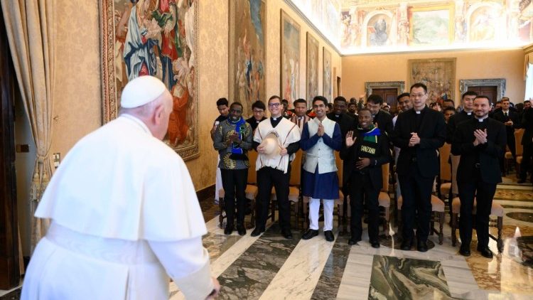 Ferenc pápa a Collegio Urbano tanáraival és diákjaival találkozott  