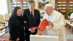 Le président Guillermo Lasso Mendoza et son épouse, reçus par le Pape François, dans la Bibliothèque du Palais apostolique. 