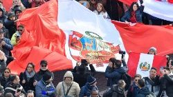 Presença de peruanos na Praça São Pedro não passou desapercebida ao Papa
