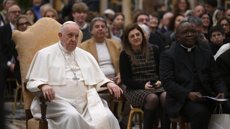 Una foto del Papa con i volontari di Opam