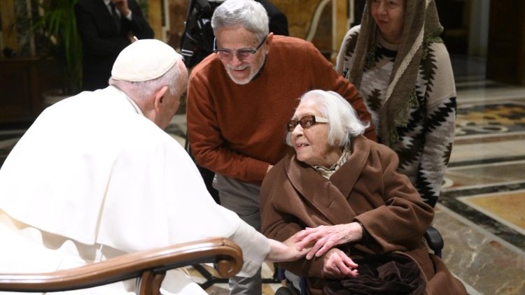 Il Papa saluta una coppia presente all'udienza