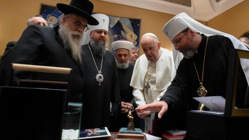 Il Papa: le religioni insieme per pregare per l'Ucraina, "mamma" ora ammalata