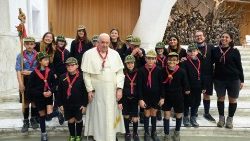 Papst Franziskus mit einer Gruppe Pfadfinder