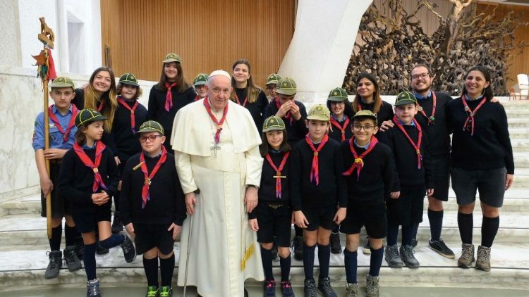 Papst Franziskus mit einer Gruppe Pfadfinder
